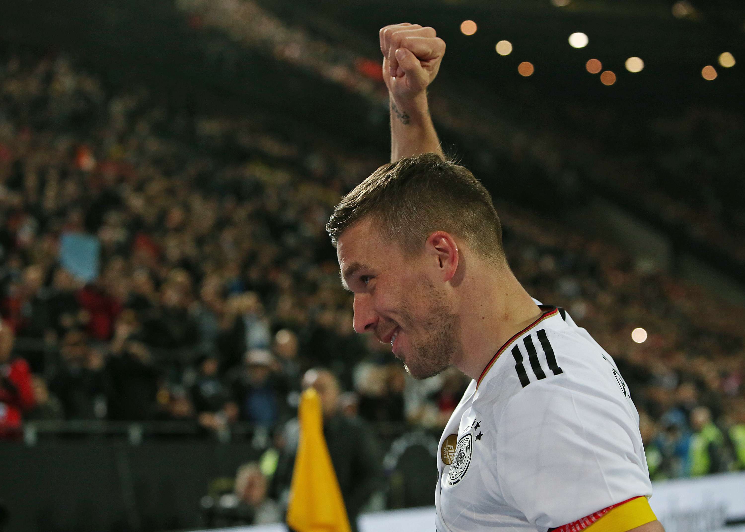 Lukas Podolski nie gryzie się w język. "Zawsze panuje atmosfera chaosu. To jest po prostu komedia"