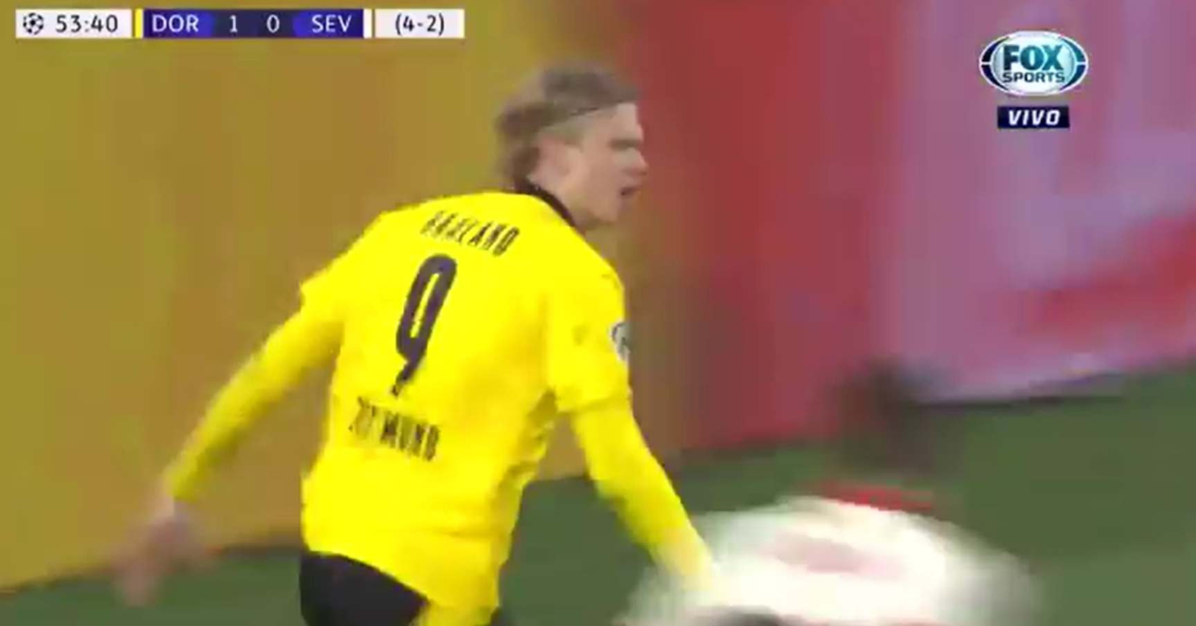 Erling Haaland się nie zatrzymuje! Dwa gole Norwega, awans Borussii i wielkie zamieszanie z karnym [WIDEO]