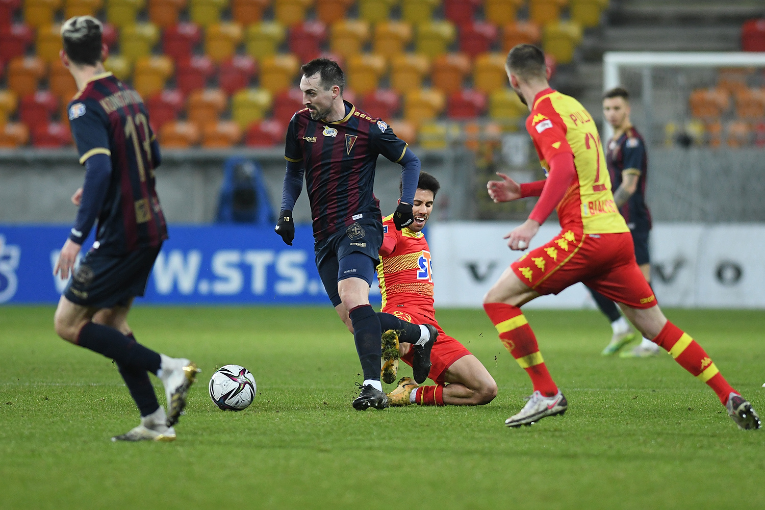 Pogoń Szczecin w końcu wygrała. Jeden gol i grad czerwonych kartek w Białymstoku [WIDEO]