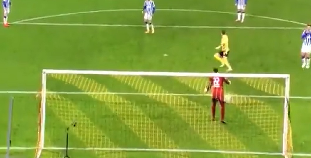 Borussia Dortmund lepsza od Herthy Berlin. Koszmarny błąd bramkarza i bandycki faul [WIDEO]