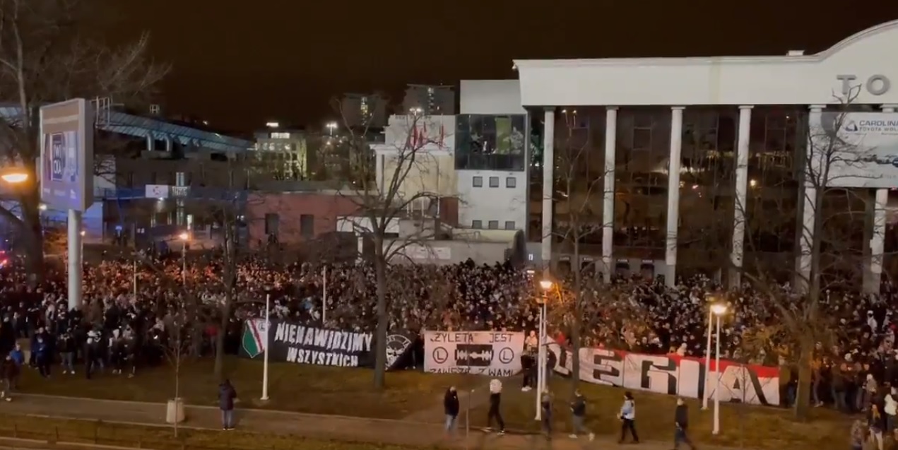 Kibice Legii Warszawa tłumnie przyszli pod stadion. Prowadzili doping, urządzili pokaz pirotechniki [WIDEO]