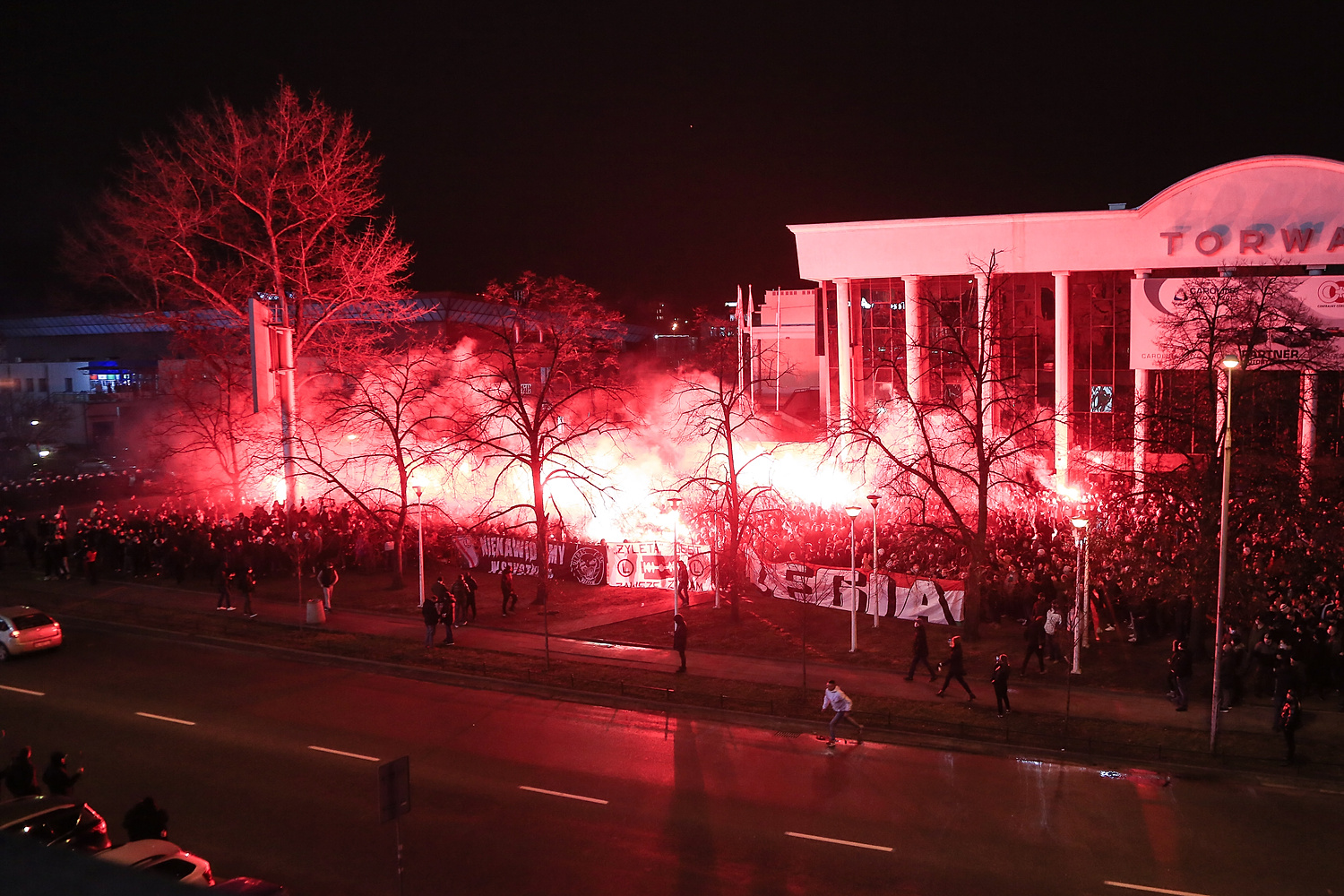 Wirusolog skomentował zachowanie kibiców Legii. "Czy można komuś zabronić być głupim?"