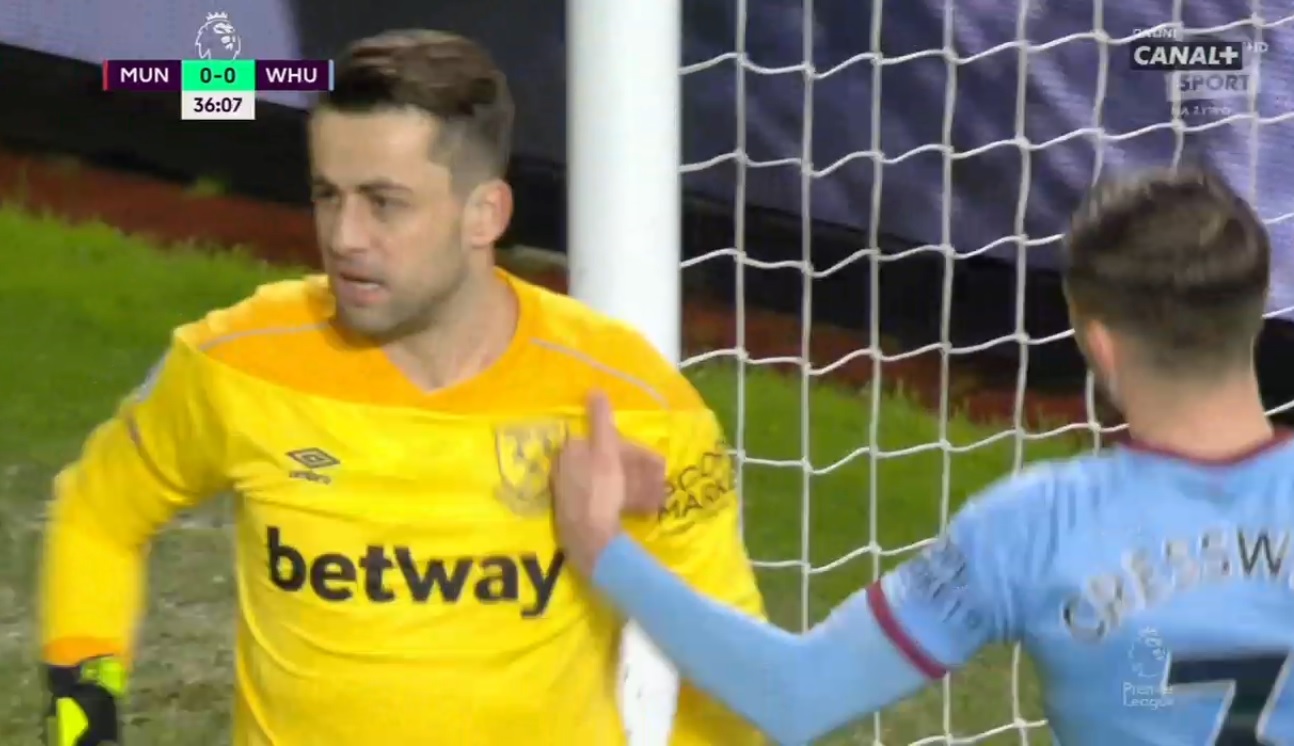 Kapitalna obrona Fabiańskiego nie zatrzymała Manchesteru United. Samobój zdecydował o wyniku [WIDEO]