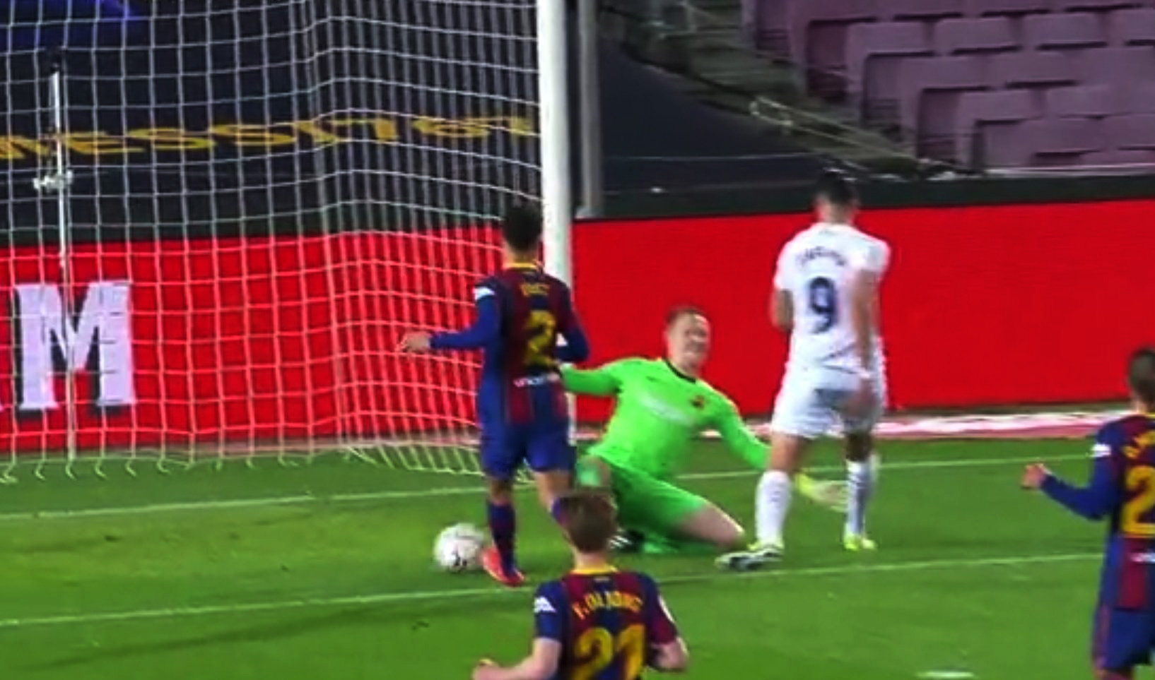 Sędzia skrzywdził FC Barcelonę? Kontrowersyjny rzut karny! Ronald Koeman ruszył do arbitra [WIDEO]