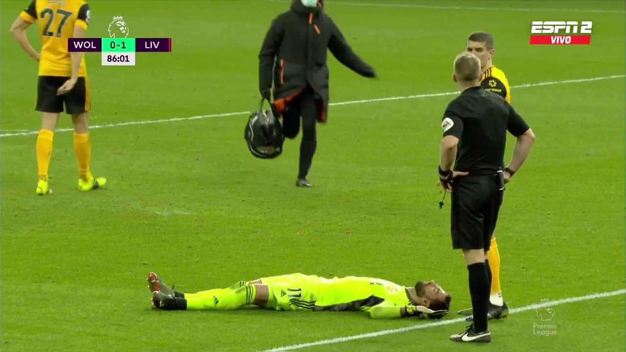 Dramatyczne chwile w meczu Wolverhampton z Liverpoolem. Koszmarne zderzenie w polu karnym [WIDEO]