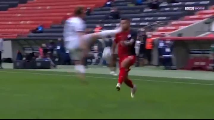Przerażający faul w lidze tureckiej. Atak rodem z filmów karate [WIDEO]