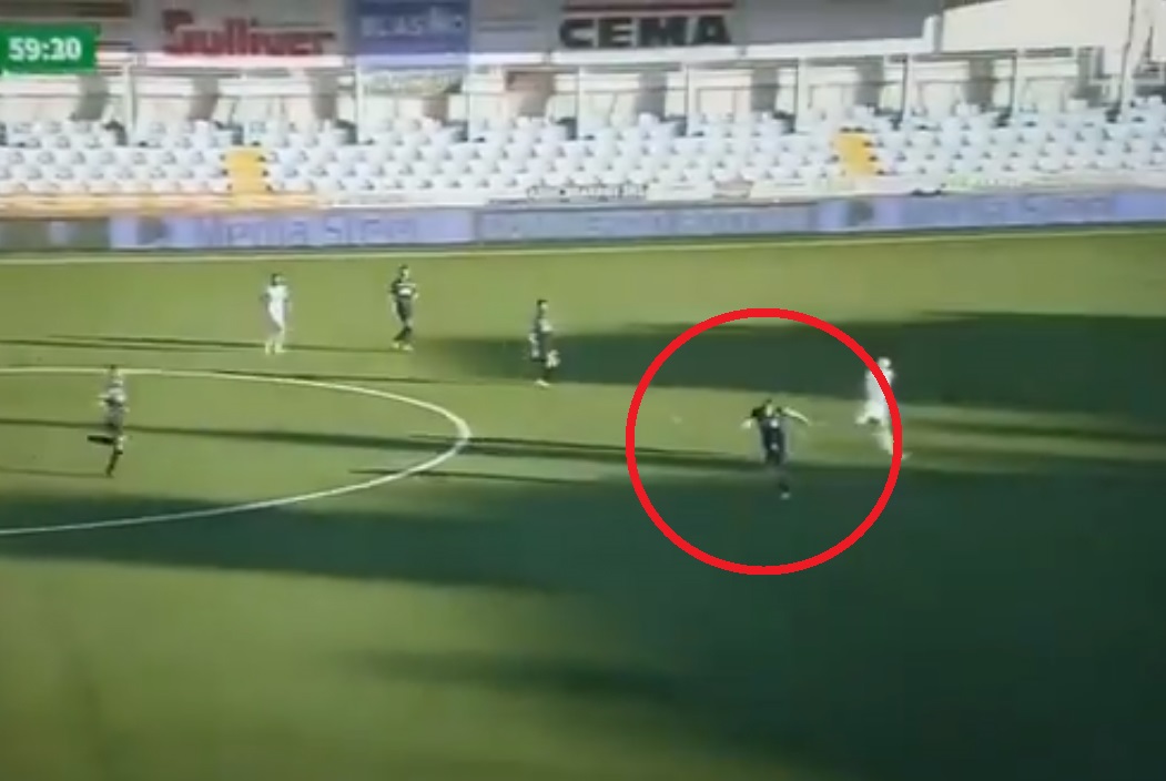 Niebywały gol w Serie B. Przelobował bramkarza wolejem ze swojej połowy [WIDEO]