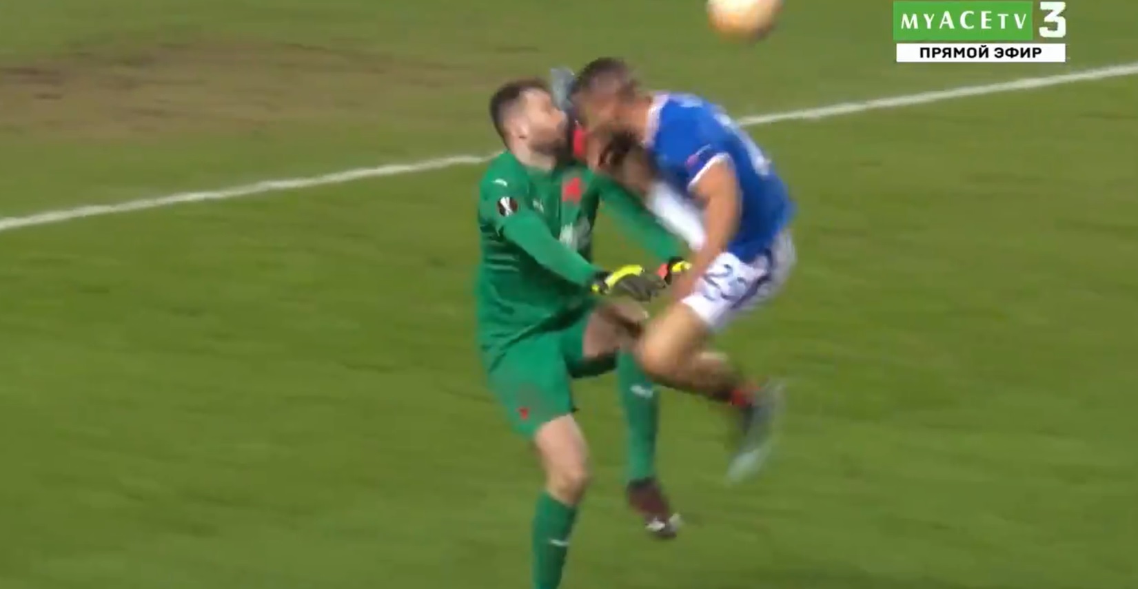Koszmarny faul w Lidze Europy. Kopnął bramkarza prosto w twarz, golkiper zalał się krwią [WIDEO]