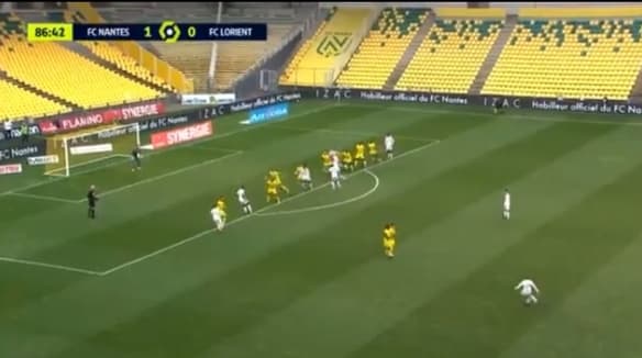 Spektakularna bramka w lidze francuskiej. Gol z rzutu wolnego z ponad 30 metrów [WIDEO]