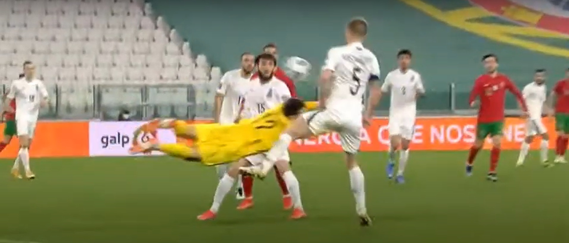 Kuriozalny gol uratował Portugalczyków. Cristiano Ronaldo może dziękować rywalom [WIDEO]