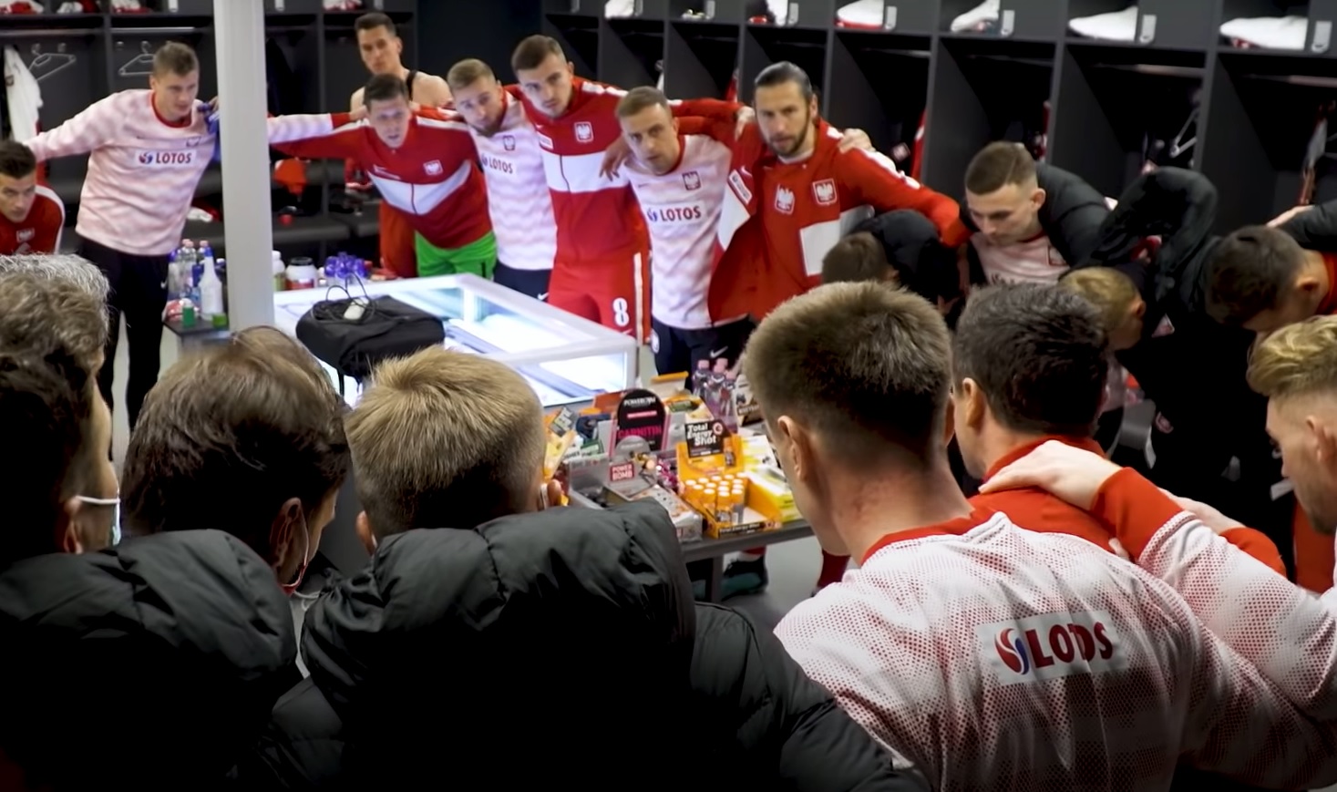  Tak Robert Lewandowski motywował kolegów przed meczem z Węgrami. "Mamy jakość, niech oni biegają" [WIDEO]