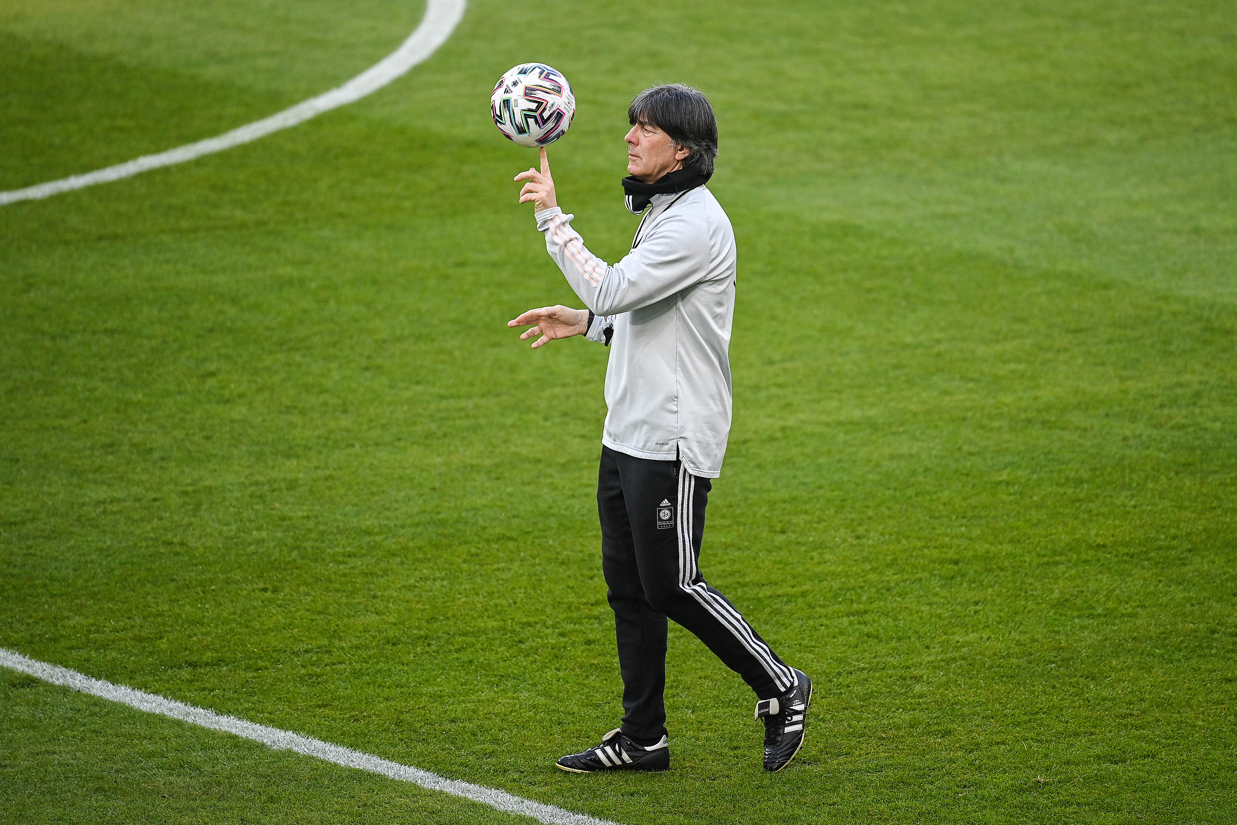 Joachim Loew pasowałby do FC Barcelony? Xavi wychwala selekcjonera reprezentacji Niemiec