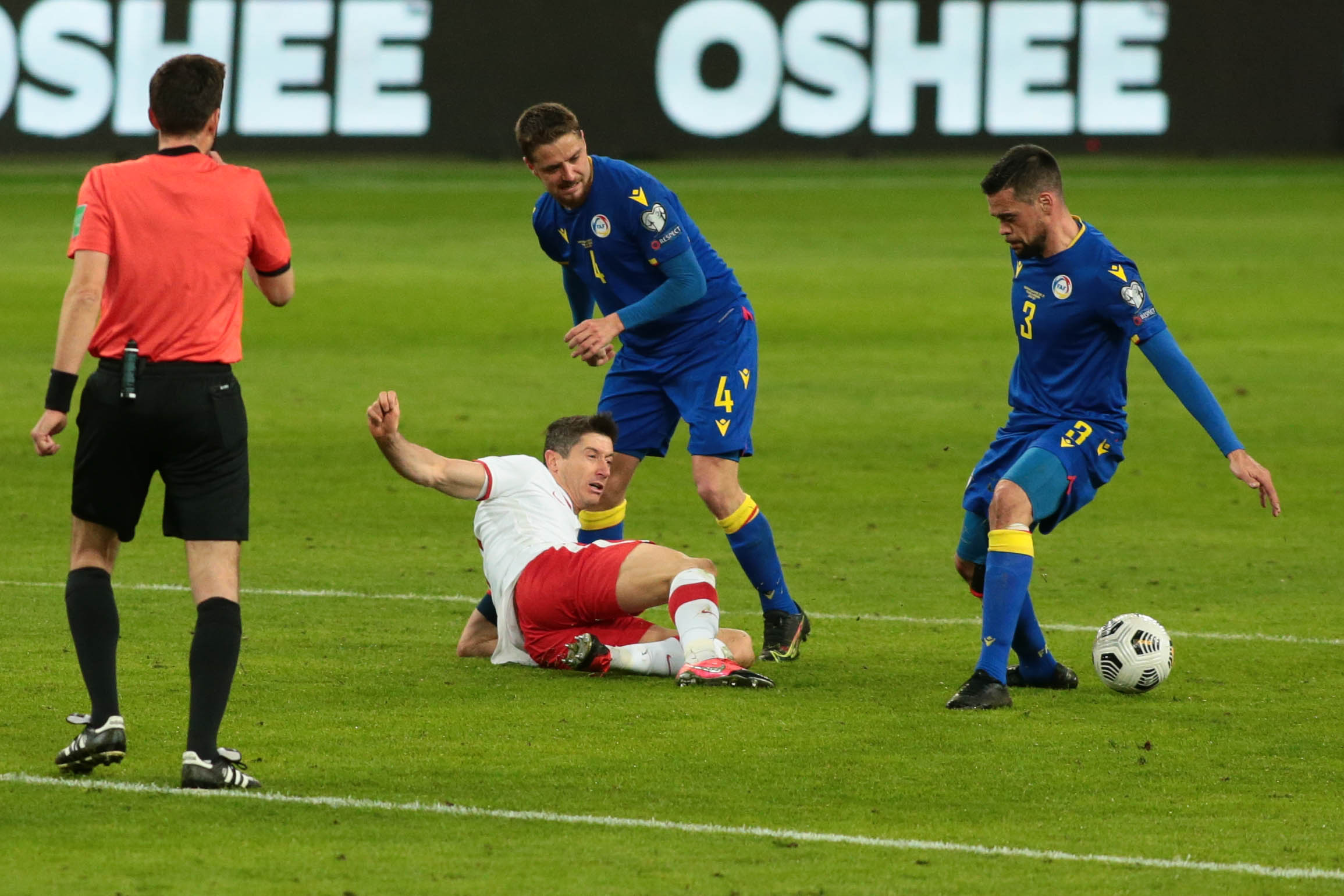 Robert Lewandowski doznał kontuzji? "Poczuł ból w kolanie" [WIDEO]