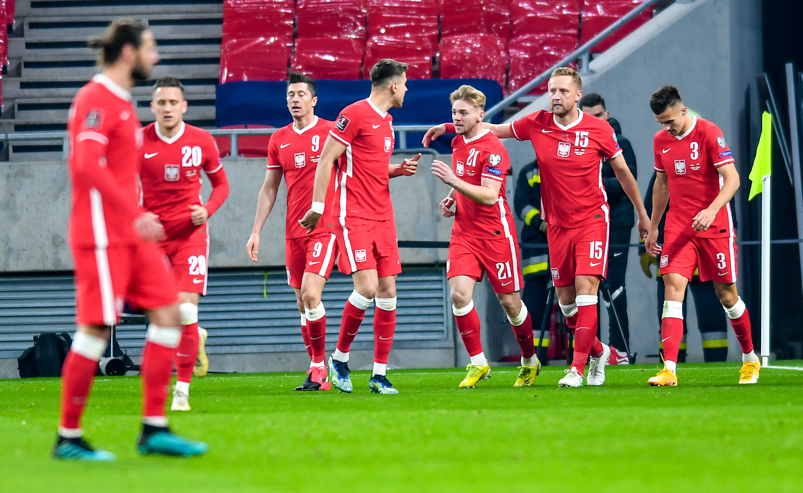 Hajto chce posadzić go na ławce, a on ciągnie grę reprezentacji. Polak w czołówce europejskich klasyfikacji