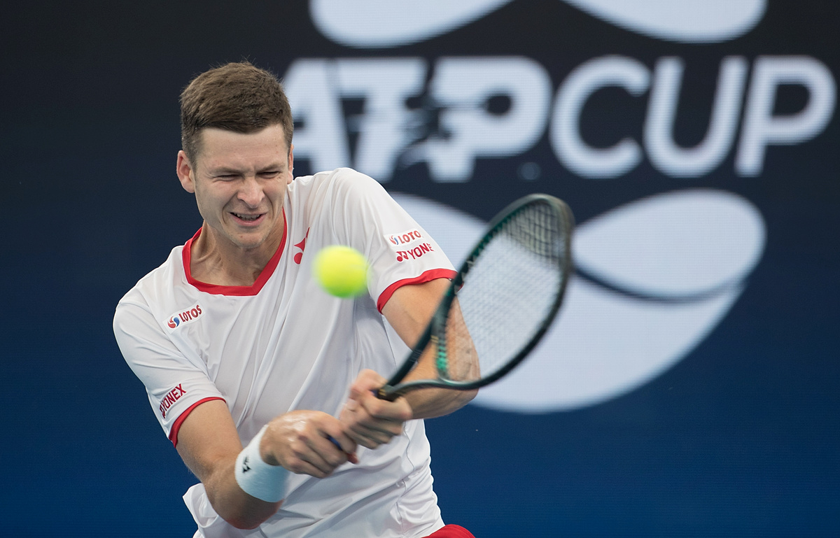 Hubert Hurkacz wygrał po wielkich męczarniach. Polak wciąż walczy o awans do ATP Finals [WIDEO]