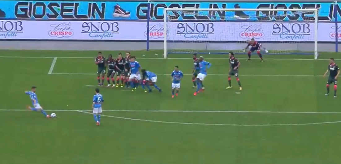 Grad goli w meczu Napoli! Przepiękne trafienie z rzutu wolnego! [WIDEO]