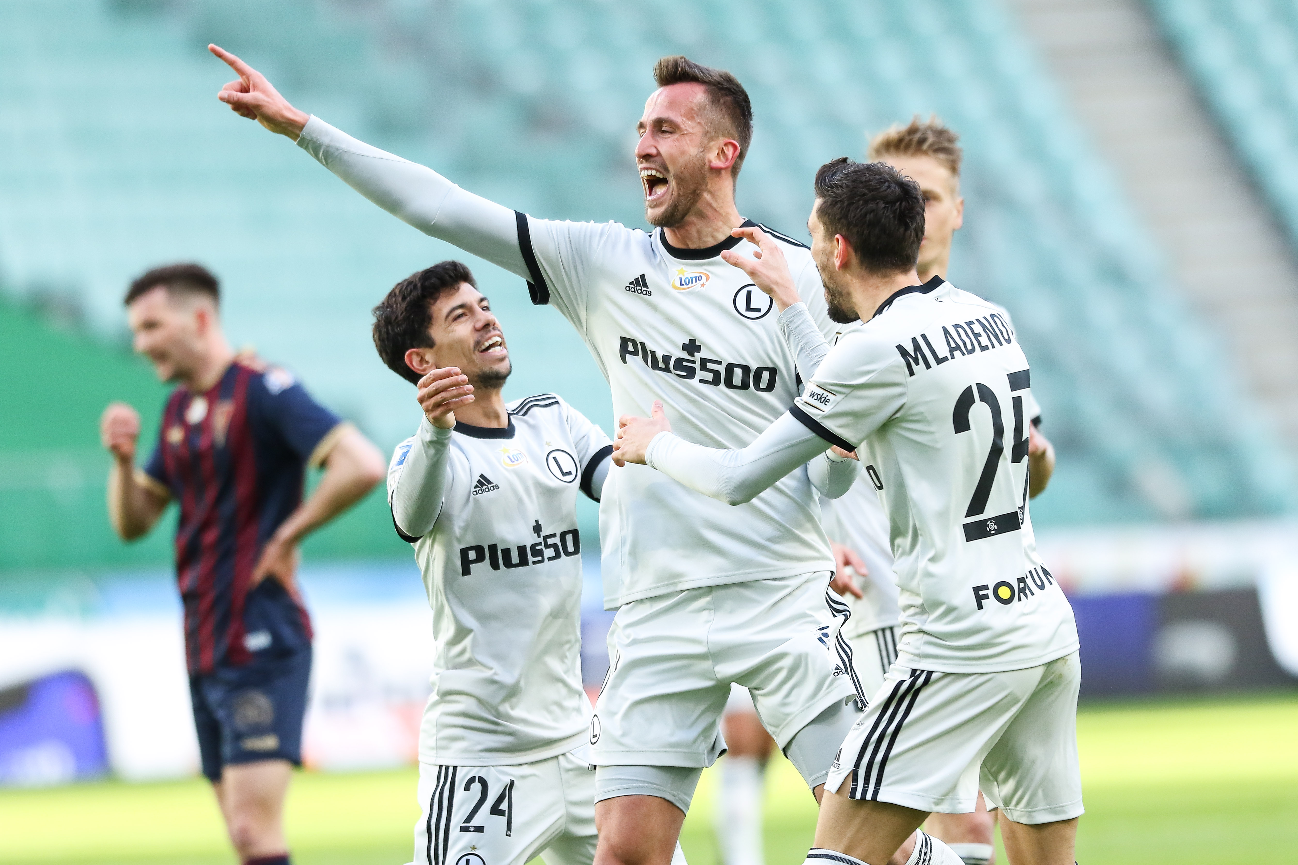 Grad goli w meczu na szczycie Ekstraklasy! Legia pokonała Pogoń [WIDEO]