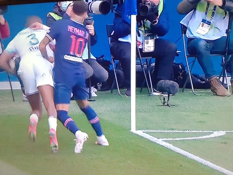 Neymar wyleciał z boiska, Lille pokonało PSG! Paryżanie coraz bliżej utraty mistrzostwa [WIDEO]