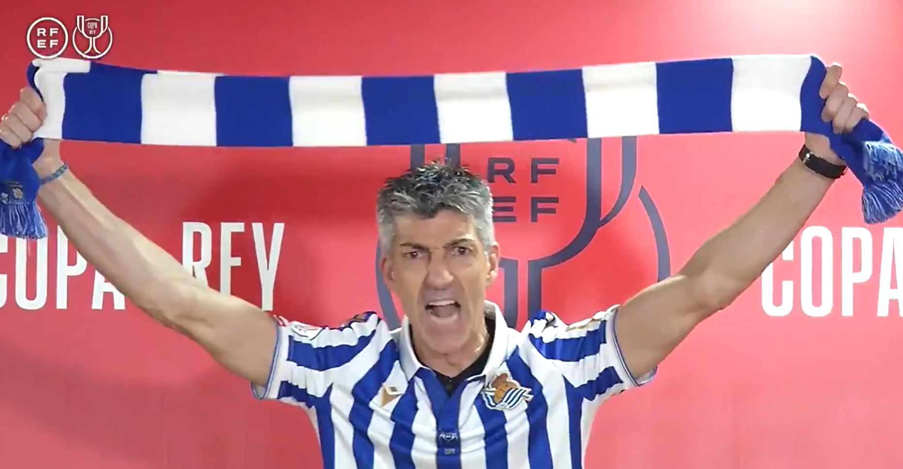 Trener Realu Sociedad zaczął świętować na konferencji prasowej. Zaskoczył wszystkich "trybem kibica" [WIDEO]