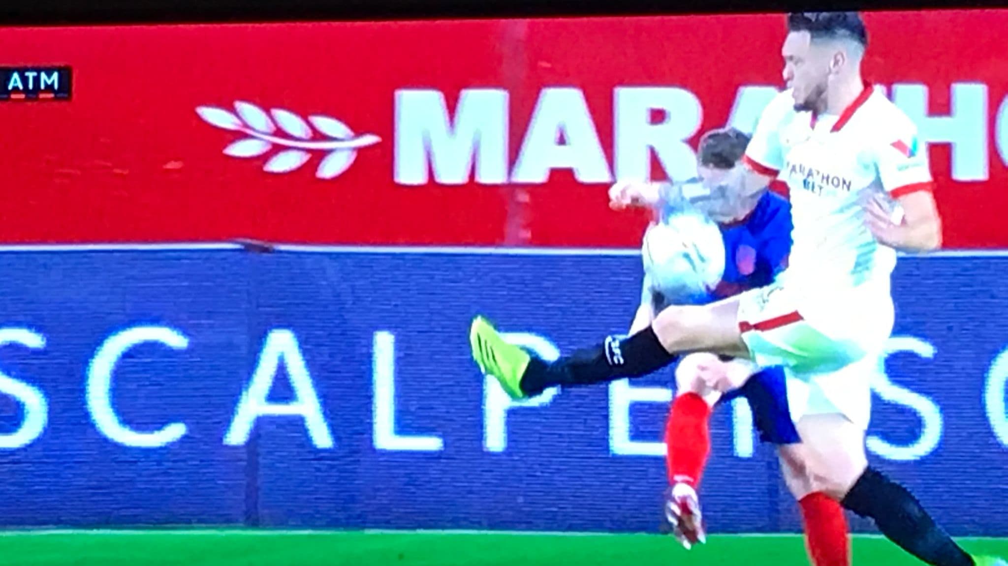 Zmarnowany rzut karny i wielkie kontrowersje! Atletico przegrało z Sevillą [WIDEO]