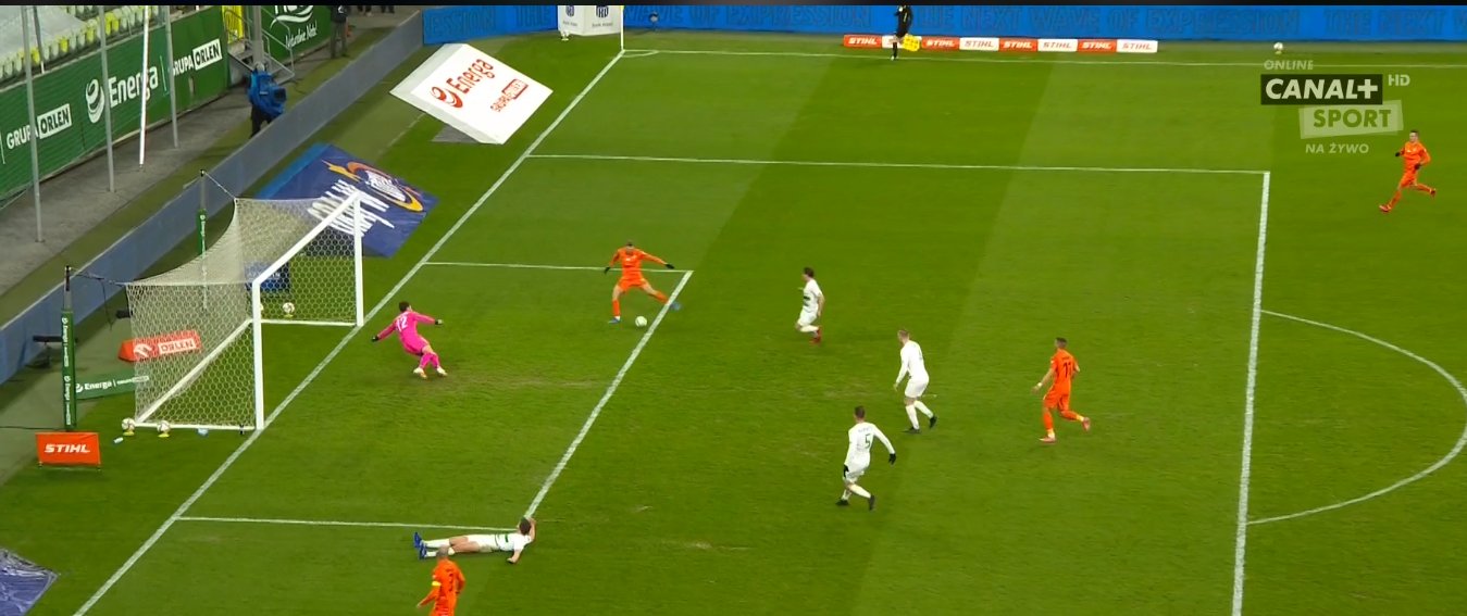 Pudło z pięciu metrów na koniec dnia w PKO Ekstraklasie. Lechia Gdańsk coraz bliżej podium [WIDEO]