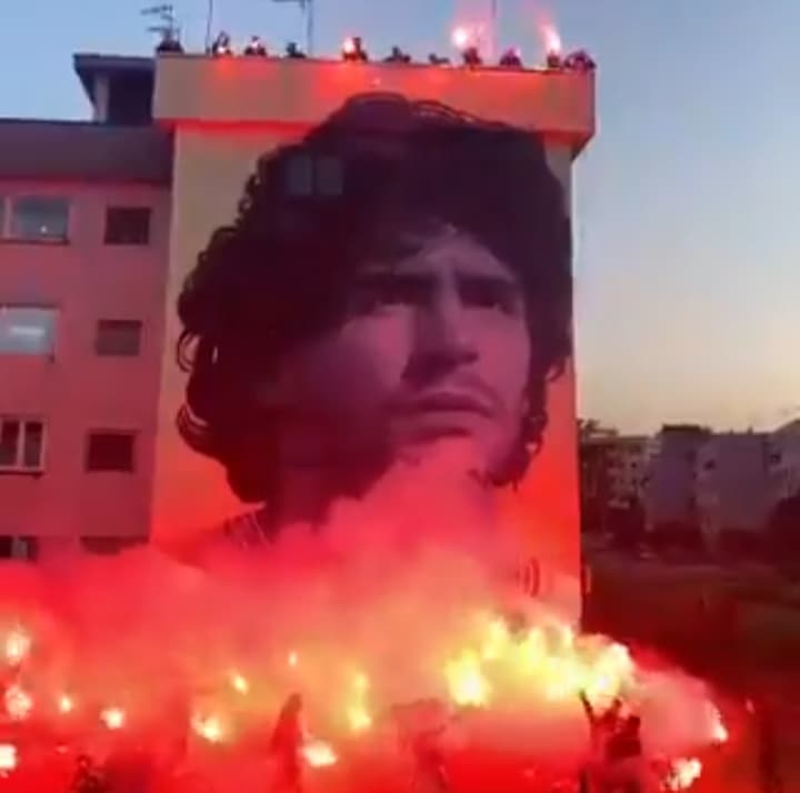 Neapol oddał hołd Diego Maradonie. Spektakularne odsłonięcie muralu [WIDEO]