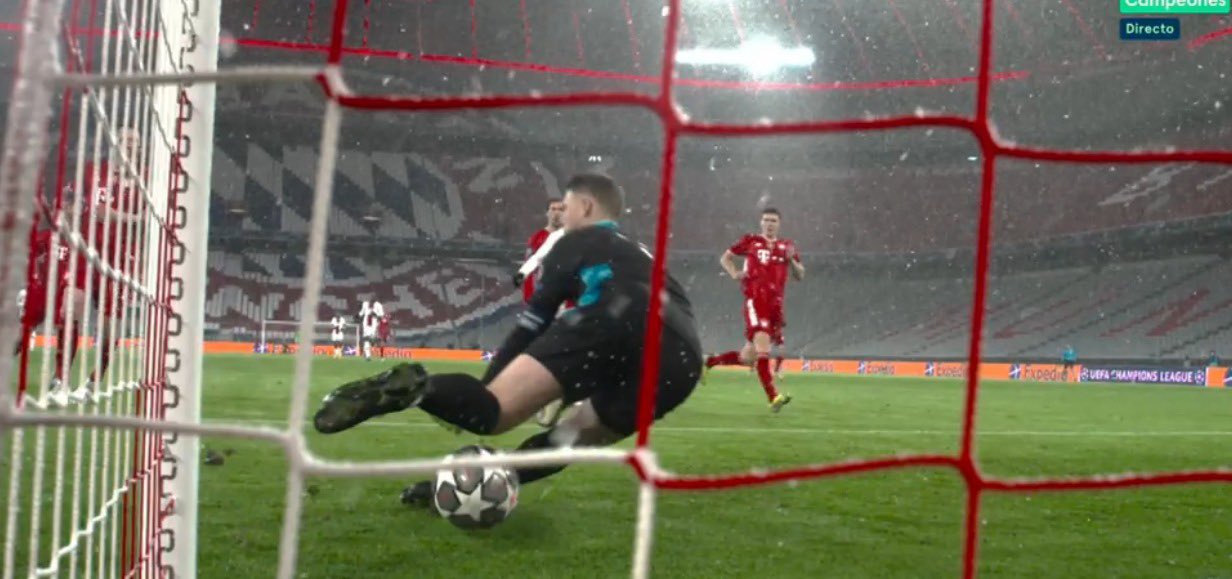 Wielki błąd Manuela Neuera w hicie z PSG! Piłka leciała prosto w niego, przepuścił ją między nogami [WIDEO]