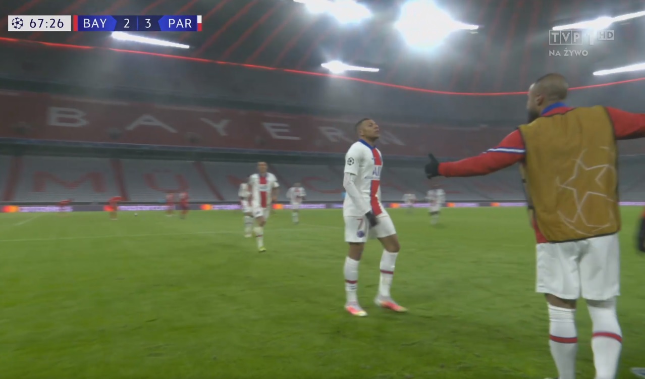 Kosmiczny mecz w hicie Ligi Mistrzów! Pięć goli w Monachium, Mbappe zatrzymał pogoń Bayernu [WIDEO]