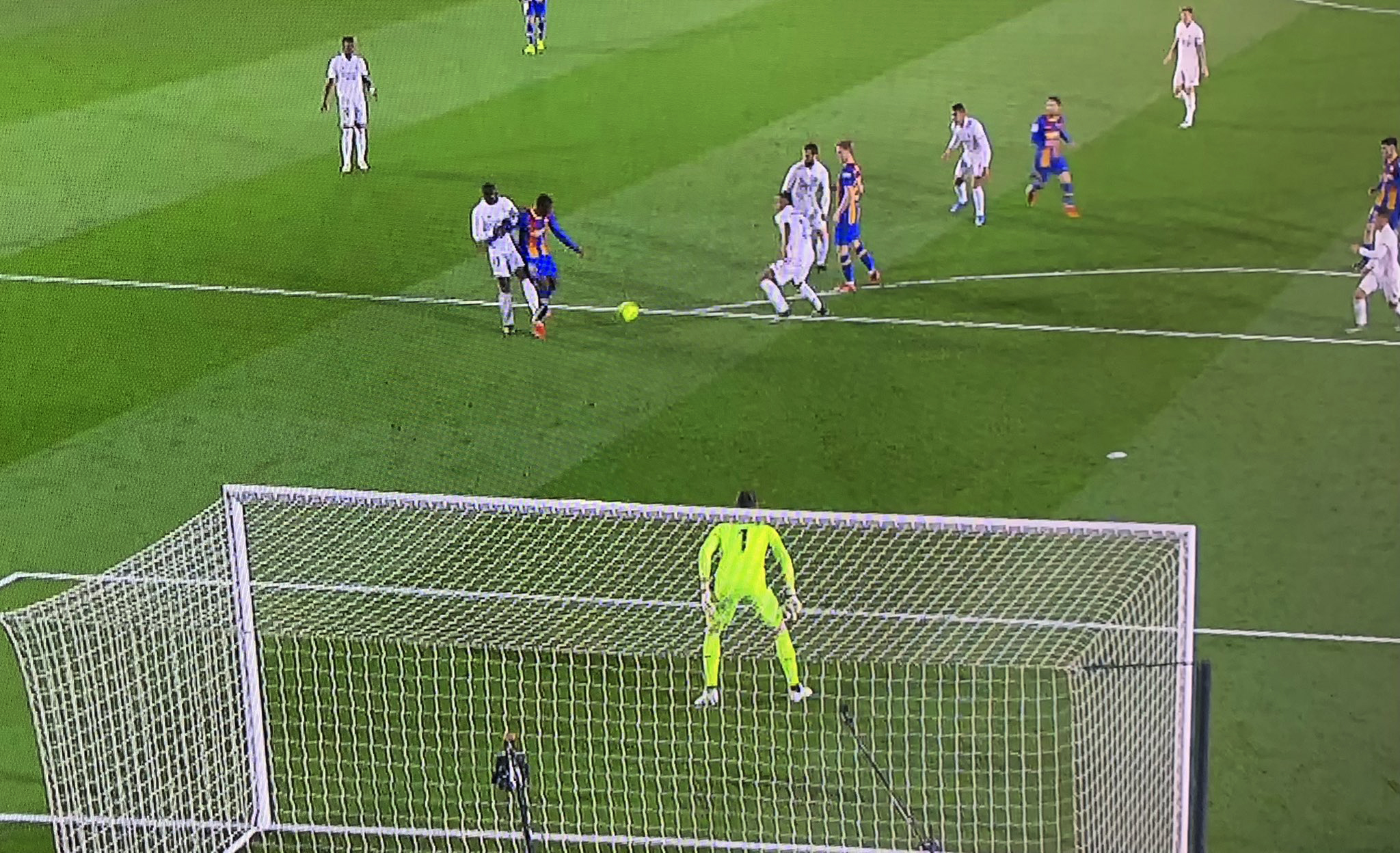 FC Barcelona została skrzywdzona przez sędziów? Kontrowersje podczas El Clasico [WIDEO]