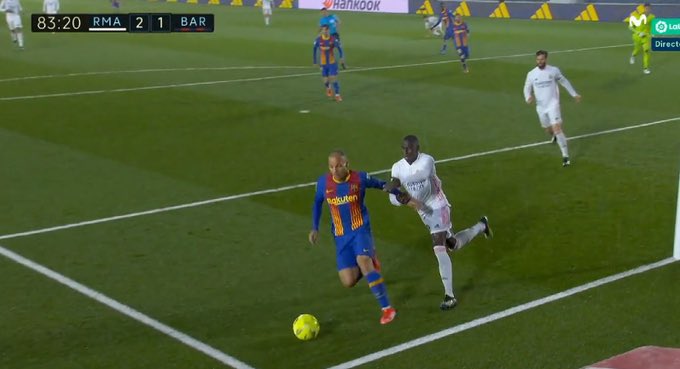 Eksperci ocenili kontrowersje z El Clasico. "Powinien być rzut karny dla Barcelony" [WIDEO]