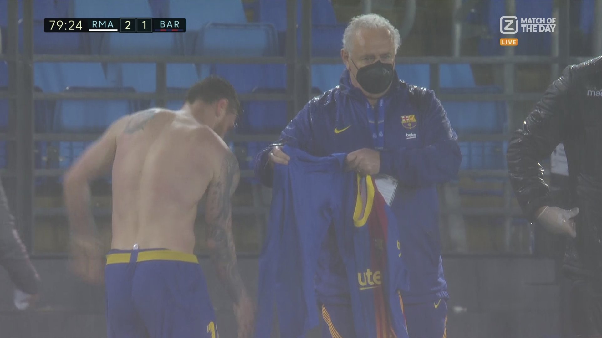 Leo Messi trząsł się z zimna. Nietypowe sceny podczas El Clasico [WIDEO]