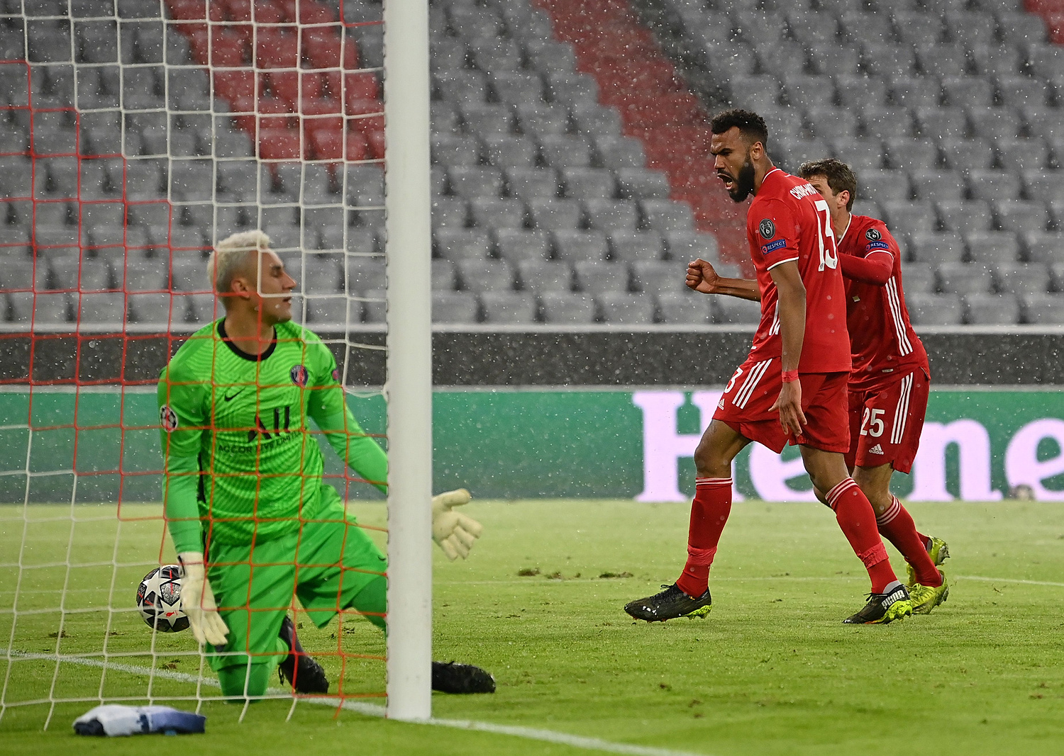 Jazda bez trzymanki w Paryżu. Bayern wygrał z PSG, ale pożegnał się z Ligą Mistrzów [WIDEO]