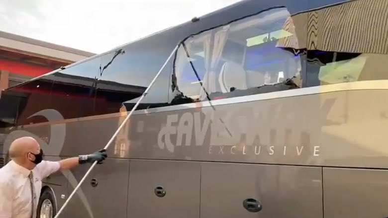 Skandal przed meczem Liverpoolu z Realem Madryt. Kibice "The Reds" zaatakowali autokar "Królewskich" [WIDEO]