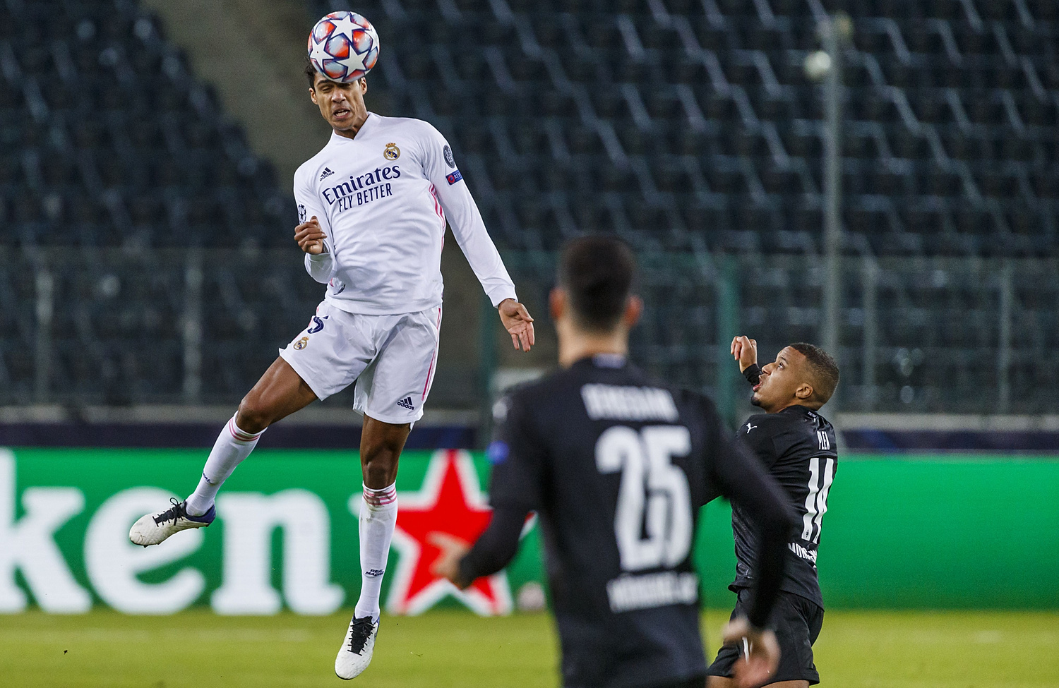 Zinedine Zidane będzie miał problem? Raphael Varane może nie zagrać z Chelsea