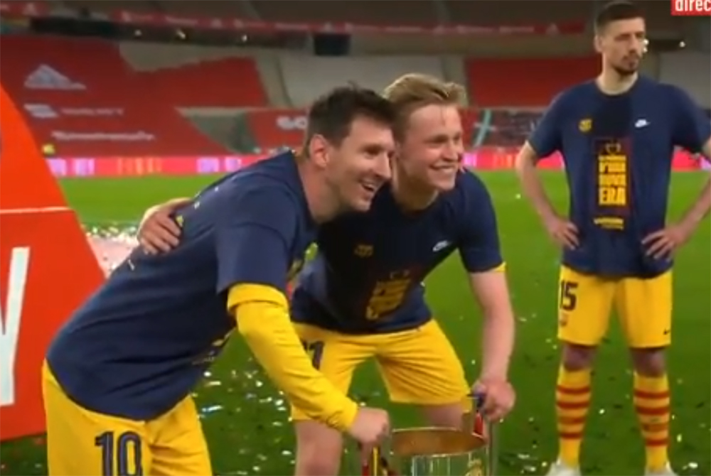 Piłkarze FC Barcelony czekali w kolejce do zdjęcia z Leo Messim. "Kuriozalne, ale piękne" [WIDEO]