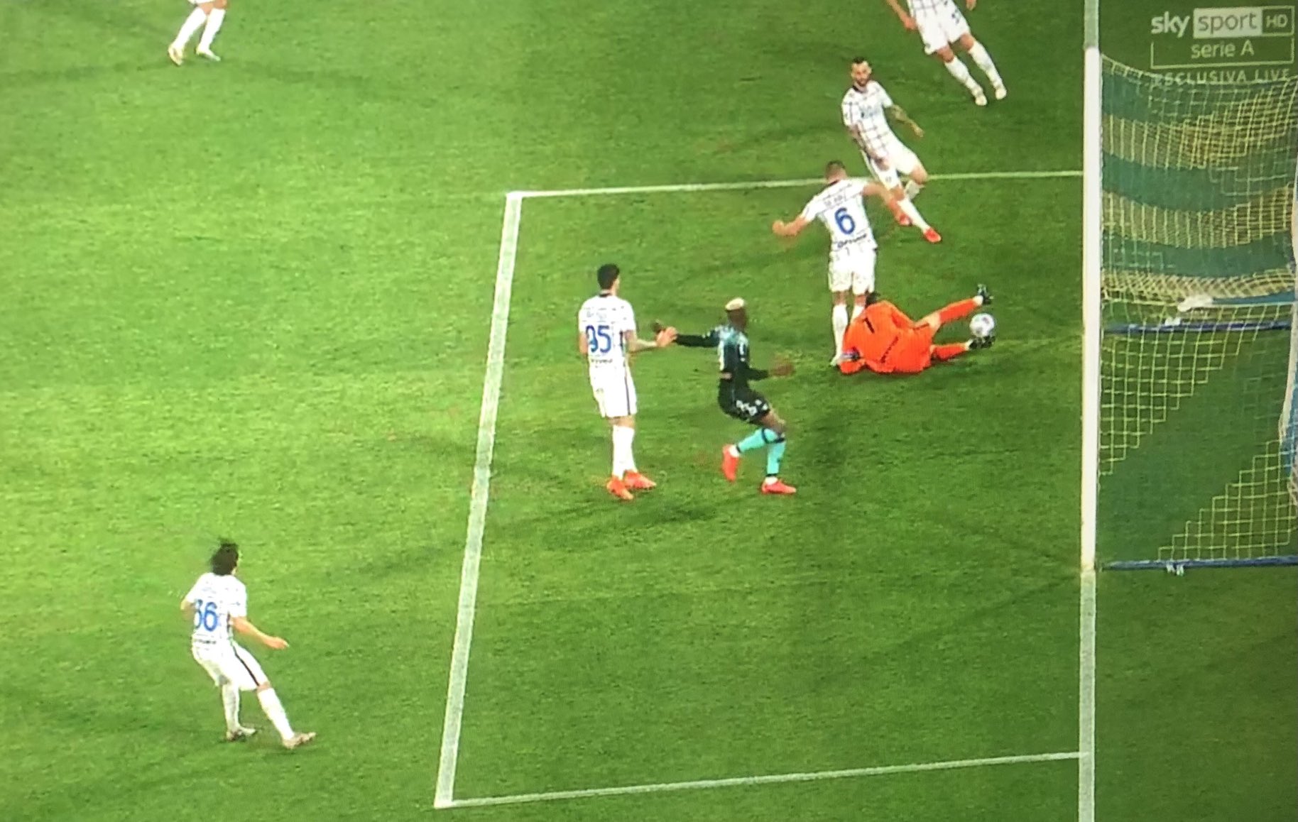 Kuriozalny samobój Samira Handanovicia w hicie Serie A! Seria zwycięstw Interu przerwana przez Napoli [WIDEO]