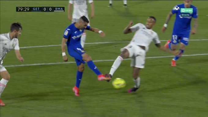 Real Madryt stracił punkty z Getafe. Wielkie kontrowersje po decyzjach sędziów, Courtois bohaterem [WIDEO]