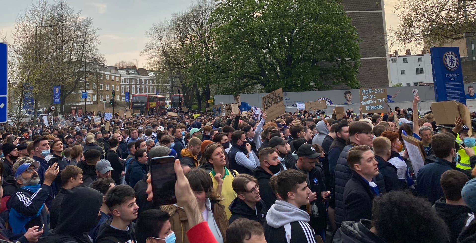 Kibice Chelsea protestują przeciwko Superlidze. Setki fanów przed Stamford Bridge [WIDEO]