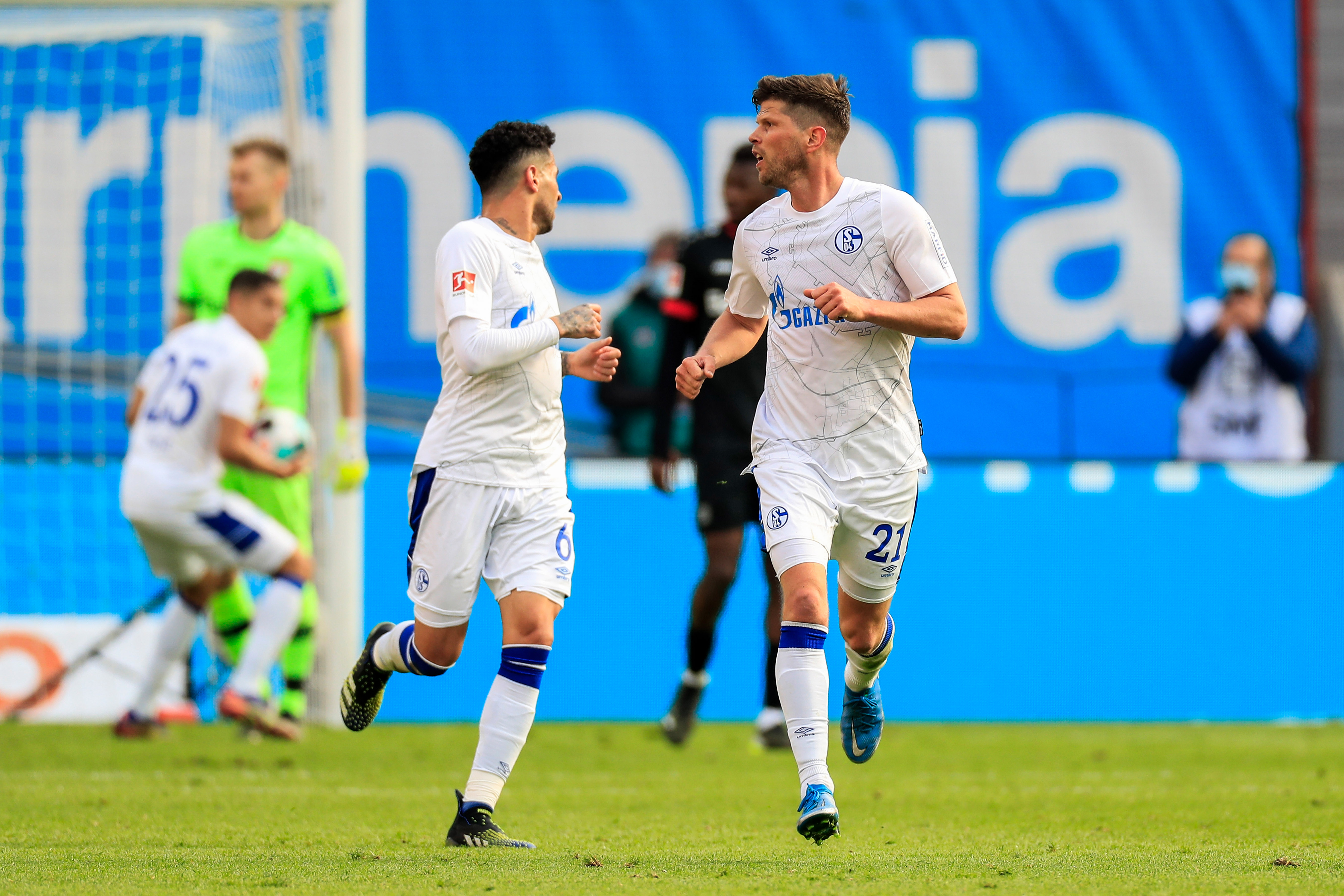 Szokujące sceny pod stadionem Schalke. Wściekli kibice pobili piłkarzy, gracze ratowali się ucieczką [WIDEO]