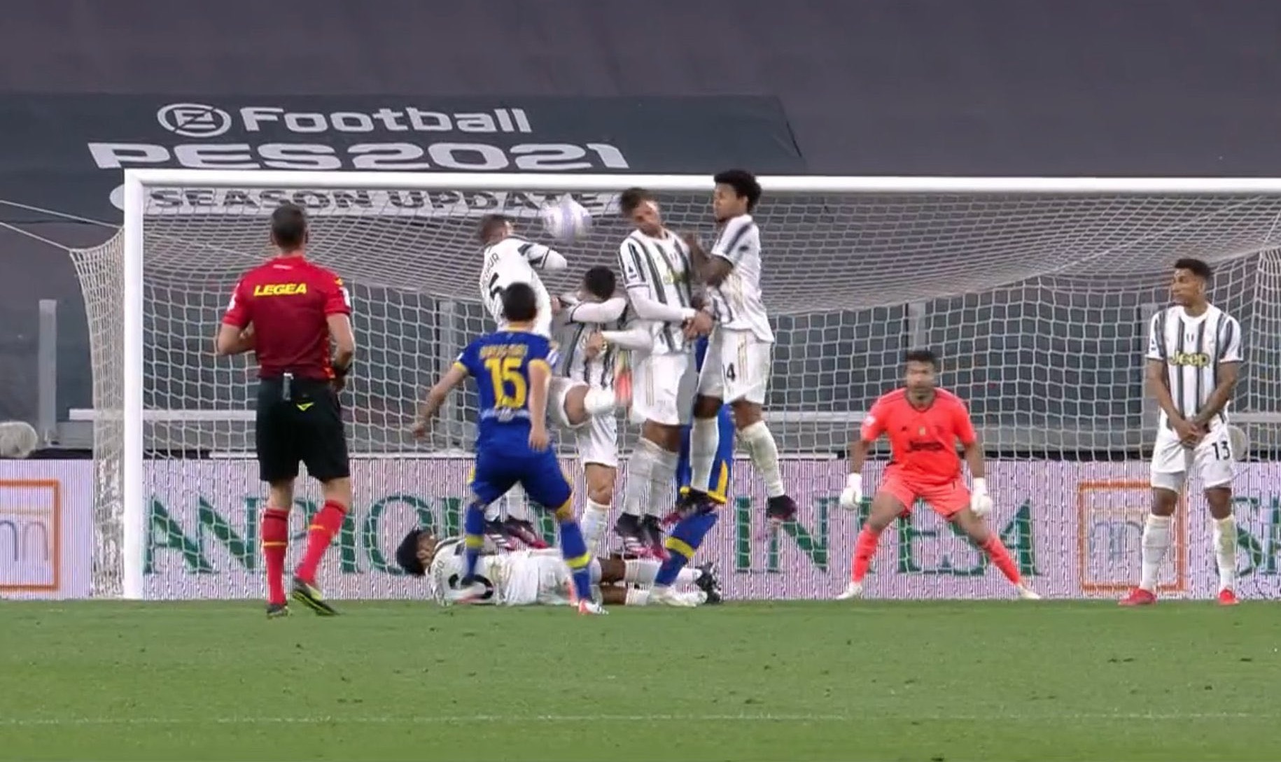 Cristiano Ronaldo w ogniu krytyki. Gwiazdor Juventusu znów zawalił i stał się obiektem kpin [WIDEO]