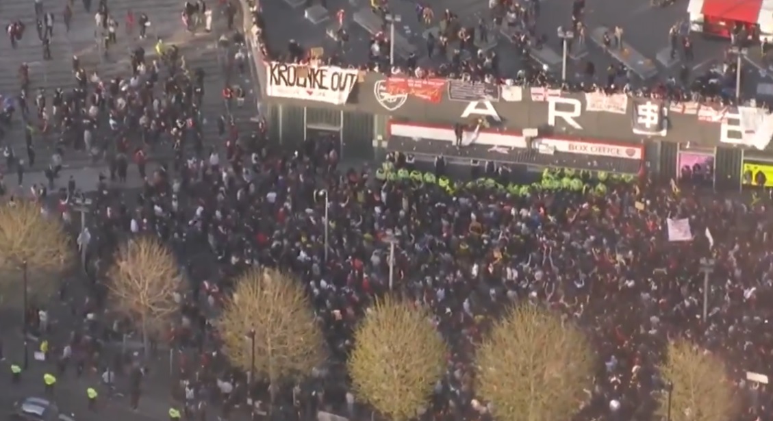 Protest kibiców Arsenalu przed meczem z Evertonem! Tłumy przed stadionem [WIDEO]