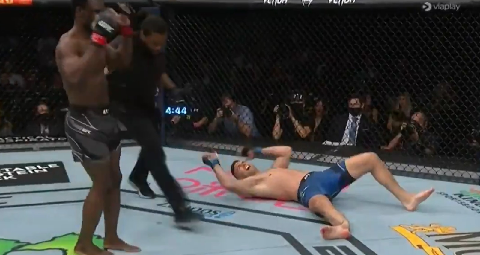 Koszmarna kontuzja w UFC! Złamał nogę po pierwszym kopnięciu, przeciwnik nie mógł w to uwierzyć [WIDEO]