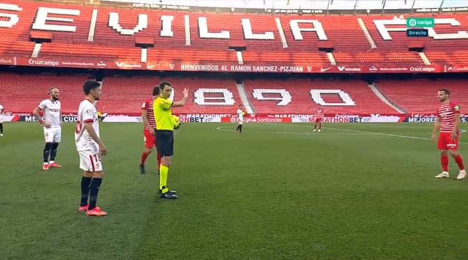 Cyrk w spotkaniu La Liga. Sędzia skończył mecz, później kazał piłkarzom wrócić do gry [WIDEO]