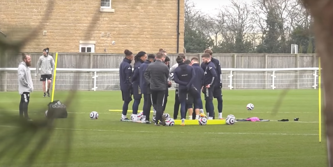 Gracz Leeds United trafił prosto w twarz Marcelo Bielsy. "Widziałem, jak jego okulary spadają 10 metrów dalej"
