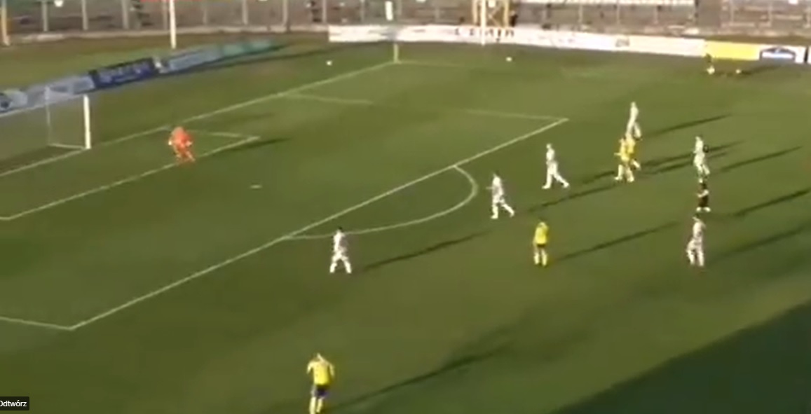 Niesamowity gol na zapleczu Ekstraklasy! Trafił z rzutu wolnego niemal z połowy boiska [WIDEO]