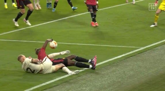 Pogba w kuriozalny sposób sprokurował karnego. "A teraz łapy w górę" [WIDEO]