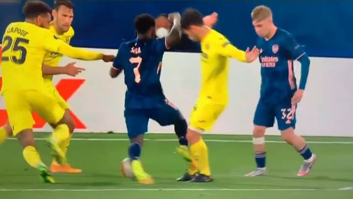 Piłkarz Arsenalu wymusił rzut karny? Ogromne kontrowersje w półfinale Ligi Europy [WIDEO]