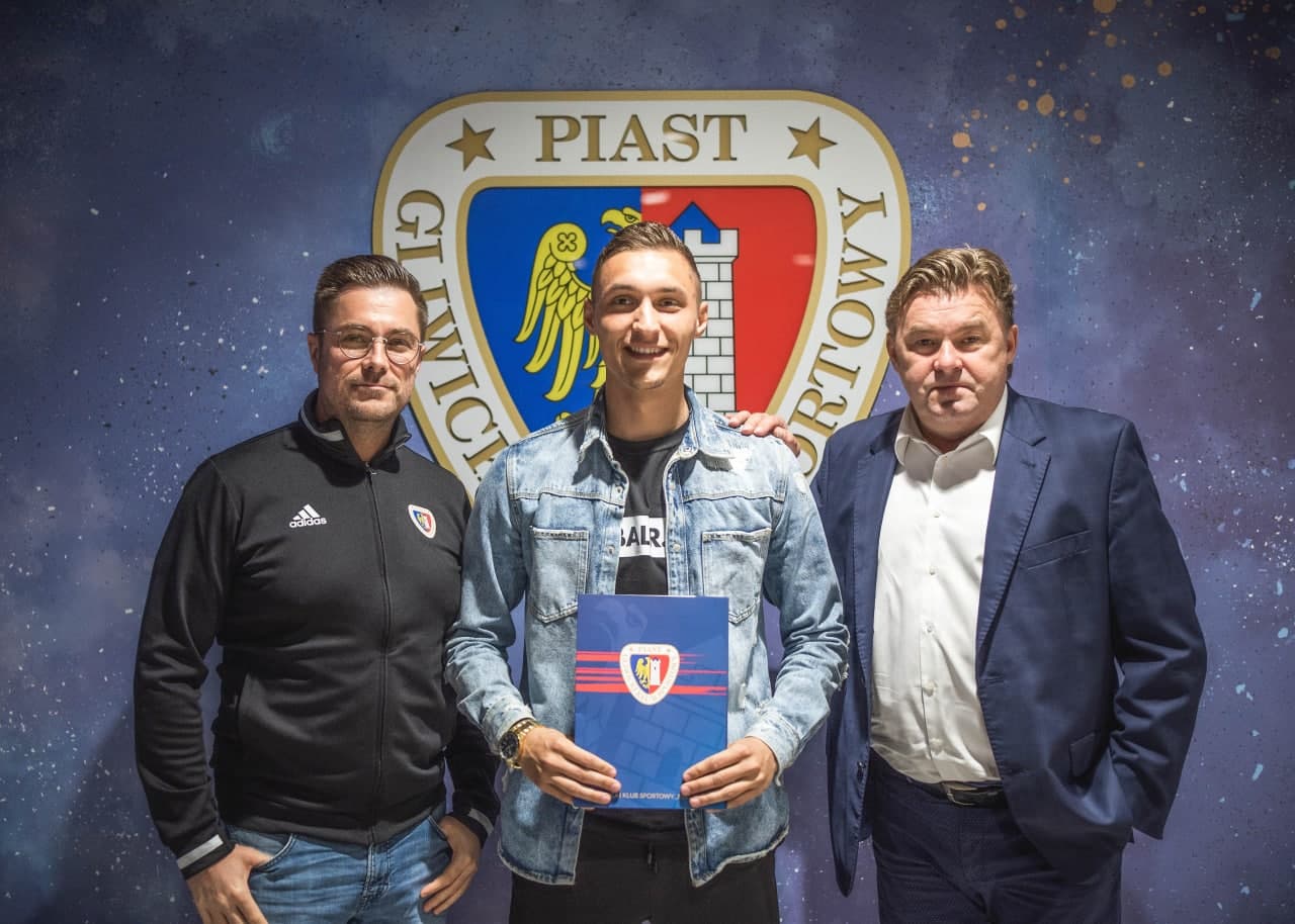 Piast Gliwice wykupił napastnika. Piłkarz podpisał dwuletni kontrakt