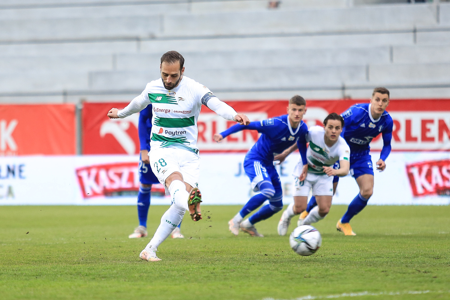 Ważne zwycięstwo Lechii Gdańsk! Drużyna Piotra Stokowca wciąż w grze o awans do pucharów [WIDEO]