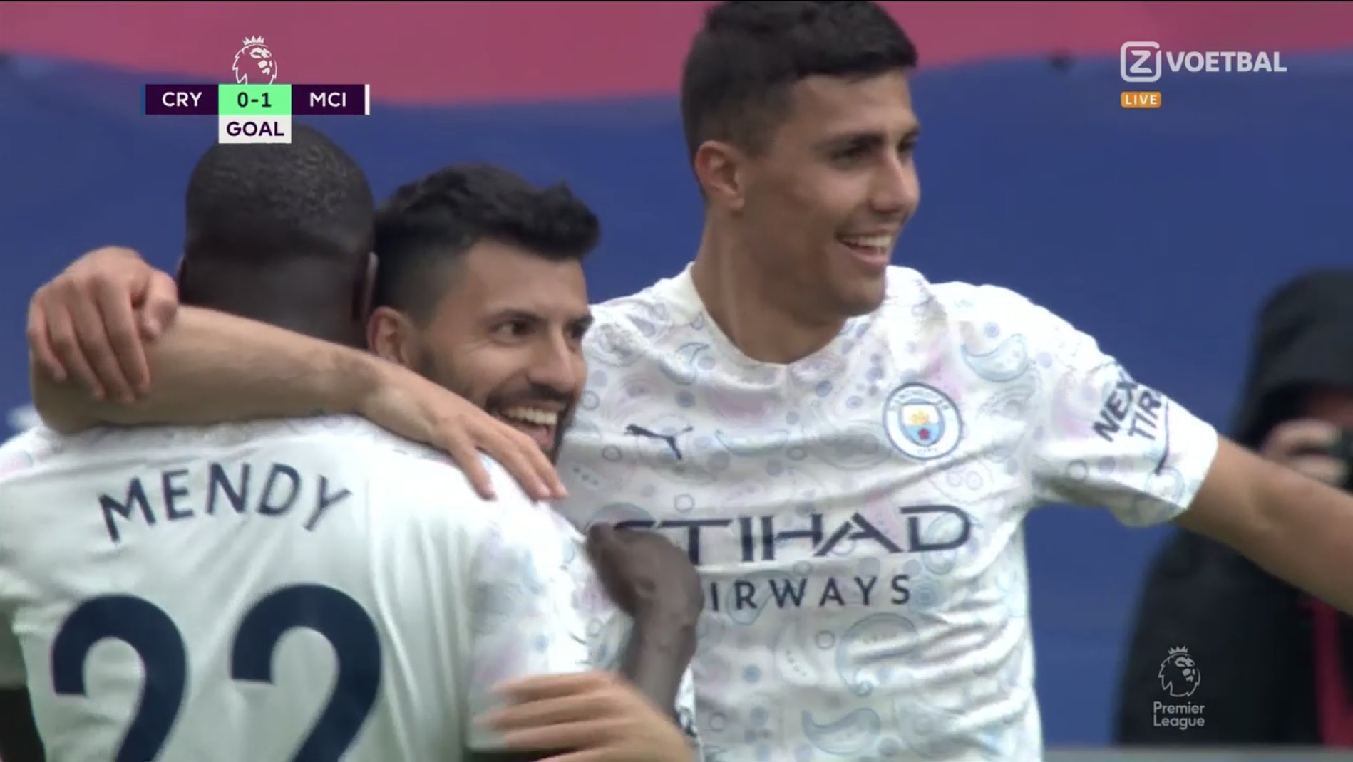 Sergio Aguero huknął pod poprzeczkę! Manchester City o krok od mistrzowskiego tytułu [WIDEO]